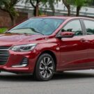 Chevrolet Onix vermelho na diagonal