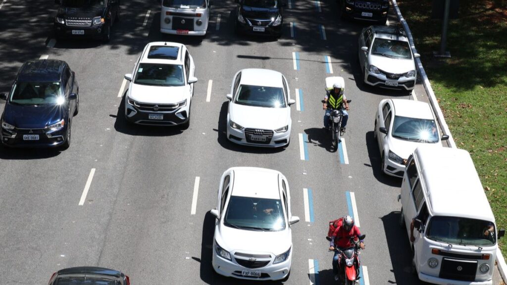 Rodovia com vários carros passando.