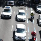 Rodovia com vários carros passando.