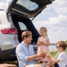 Família esperando carro carregar