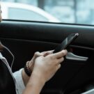 mulher mexendo no celular